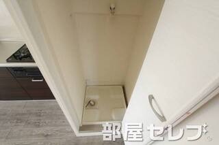 室内洗濯機置場です。扉で隠せます。