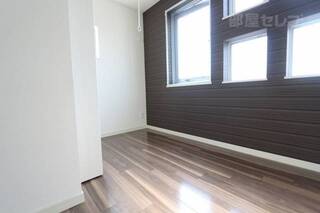 角部屋なので窓が多いです