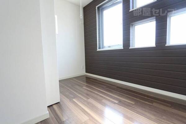 角部屋なので窓が多いです