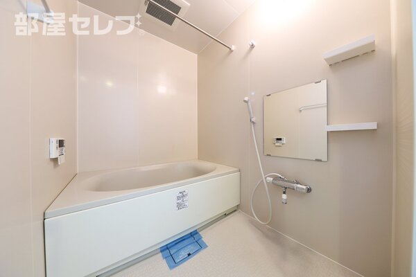 大きな浴槽。温度調整もお手軽。