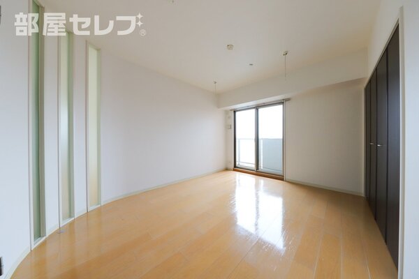 右には大型収納あります。