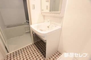 洗面台にも収納があります