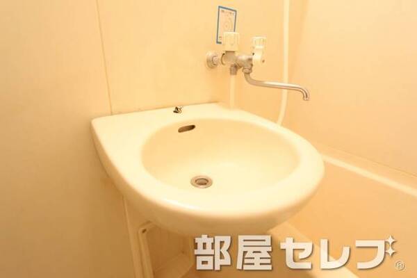浴室の中にあるタイプの洗面台です。