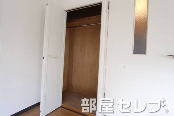 使いやすいサイズの収納です。