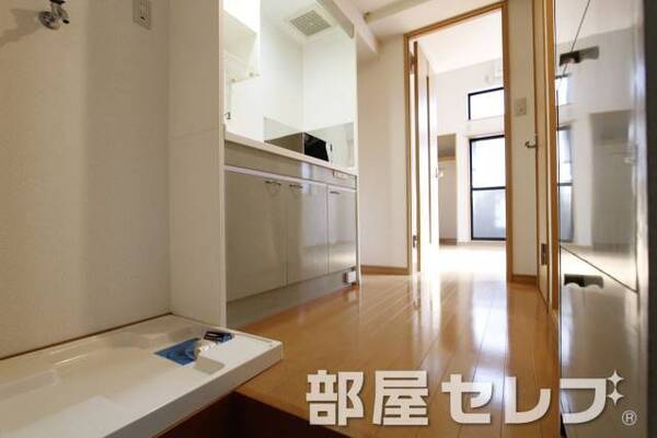 玄関入ってすぐに日差しが入るのが見えます。（イメージ写真）