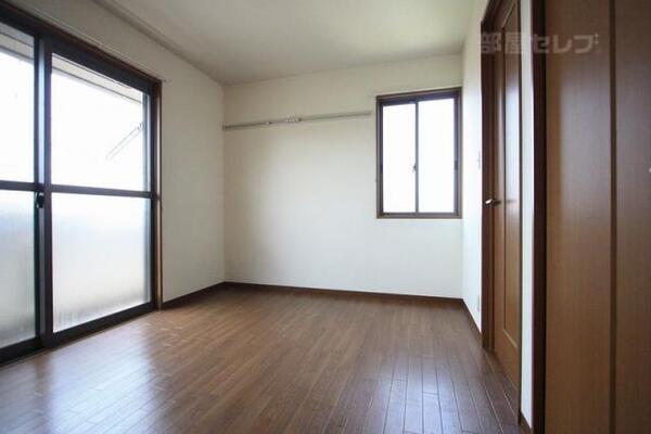 2階洋室6帖のお部屋です。
