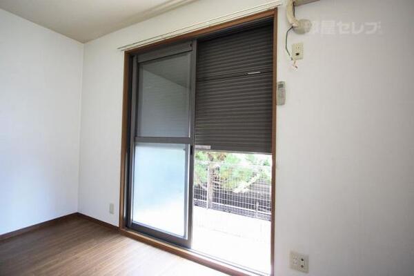 シャッター雨戸付いています。