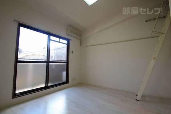 勾配天井のお部屋です