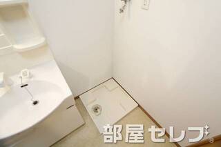 洗濯機置き場はこちらへ。他号室の写真です。