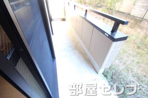 洗濯物もたくさん干せるベランダです。