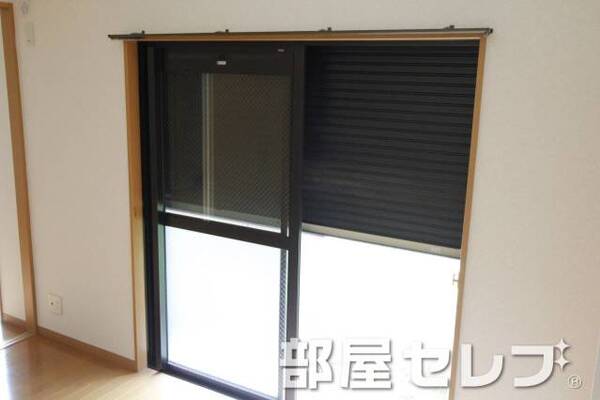 1Fには窓シャッター付いてます。