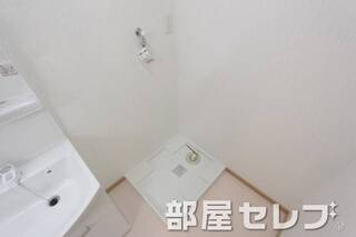 洗濯機置場はこちらへ。