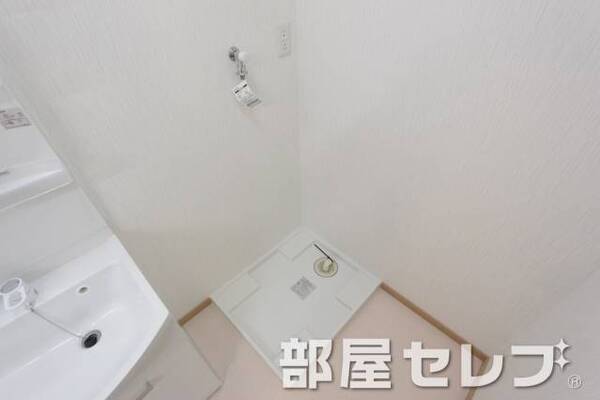洗濯機置場はこちらへ。