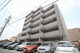どっしりとしたマンションです。