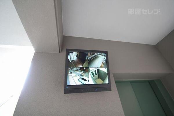 エレベーターにはカメラがあります。