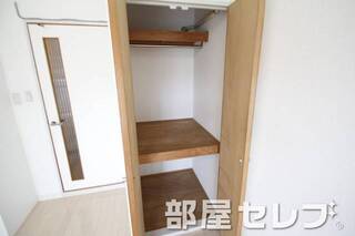 奥行きのある収納。