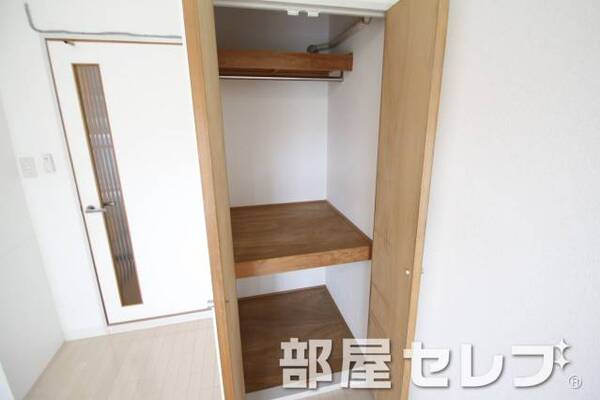 奥行きのある収納。