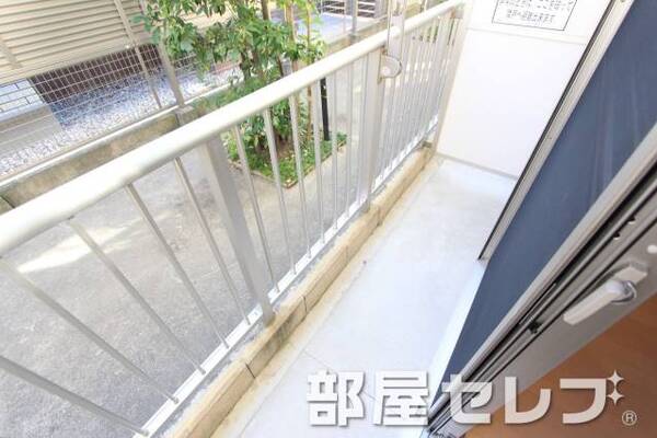 明るいバルコニーです。