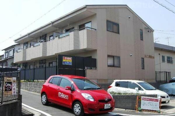 閑静な場所に位置した可愛らしい外観。