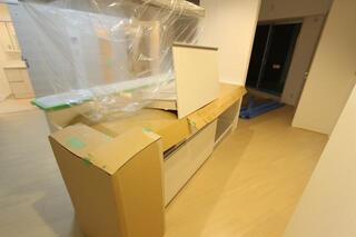 掃除の楽なコンロに、収納は静かに閉まるソフトクロージング機構。