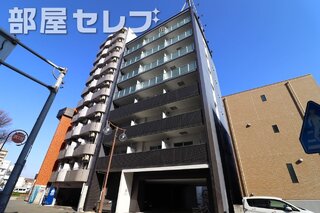 8階建ておしゃれなマンション。