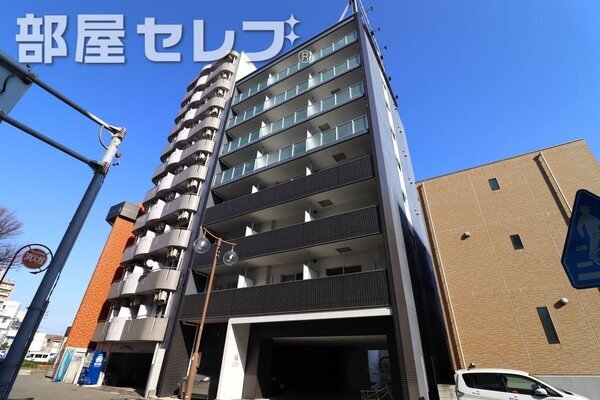 8階建ておしゃれなマンション。