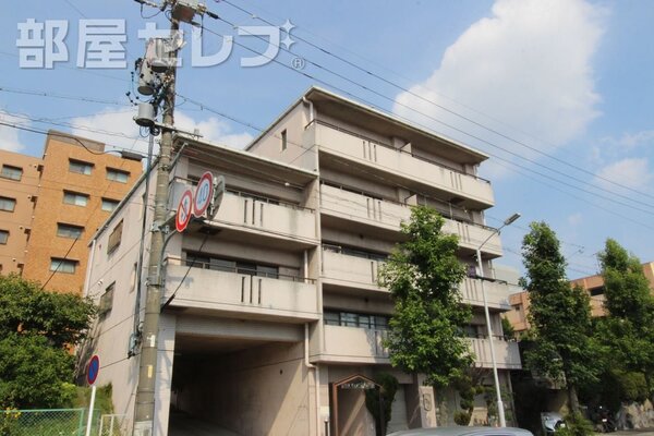 緑に囲まれた落ち着く雰囲気の外観です。