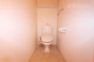 ウォシュレット付。広いトイレです。