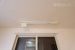 室内物干です。１Fには雨戸ついてます。