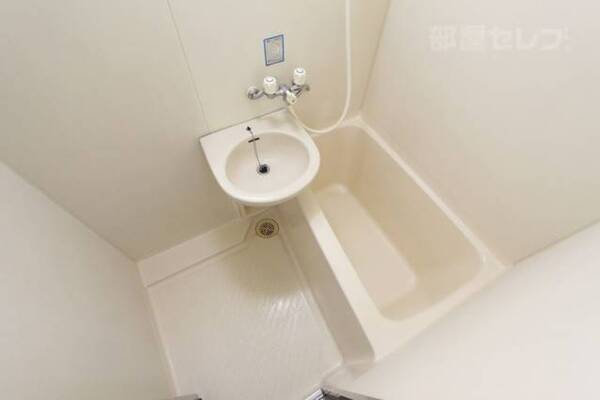 バスとトイレは別です。