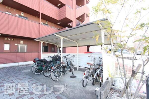 屋根付き駐車場です。