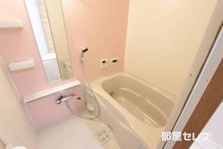カラーパネルがおしゃれなお風呂です
