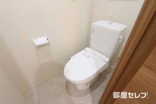 ウォシュレットつきの個室トイレ