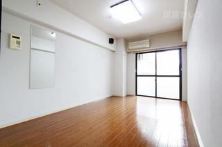 照明付きの明るいお部屋です。