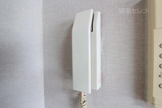 インターホンで来客時に確認ができます。