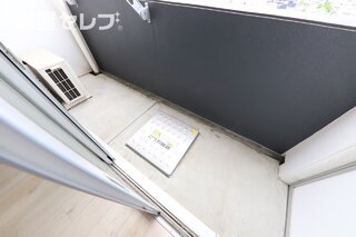 明るいバルコニーです。
