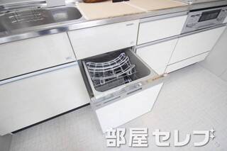 食器洗乾燥機付き。