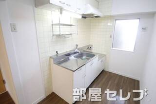 段落ちキッチン。