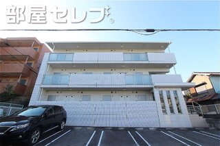 タイル貼りの外観。