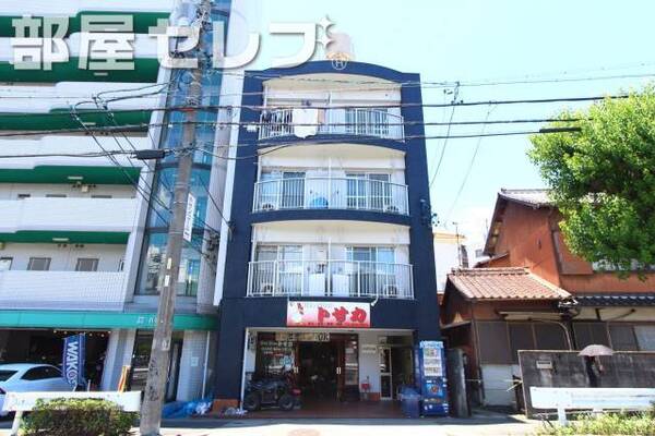 4階建てのマンション。
