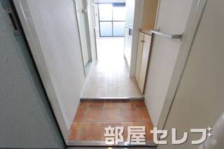 小物が掛けられる玄関です。