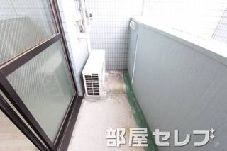 大きめサイズのベランダで洗濯物もたくさん干せます。