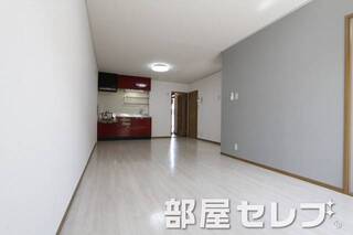 白基調でアクセントクロスが落ち着いて見えます。