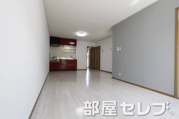 白基調でアクセントクロスが落ち着いて見えます。