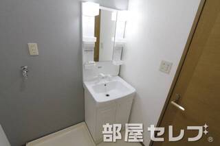 収納スペースがあり便利な洗面台です。