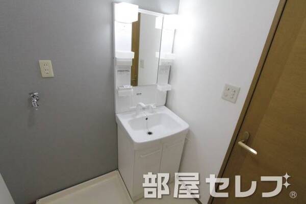 収納スペースがあり便利な洗面台です。