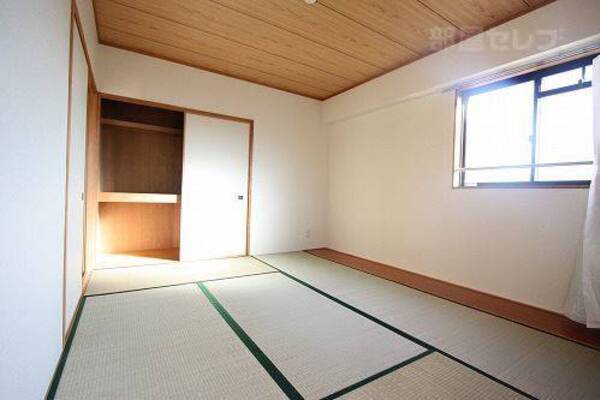 角部屋で落ち着いた和室
