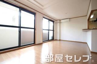広々したお部屋で生活しやすいですね（301号室）。