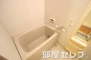 追焚き機能付きのキレイなバスルームです（301号室）。