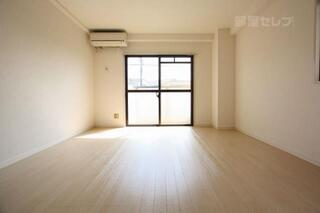 明るいリノベーションされたお部屋です。